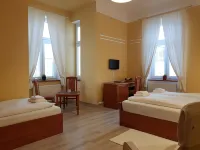 Pension Elektra Hotels near Sousoší monarchů Franze Josefa I. a Edwarda VII.