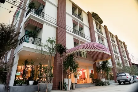Boonsiri Boutique Hotel Отели рядом с достопримечательностью «Wat Chiang Ei Si Mongkol Wararam»