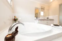 Camelot Boutique Accommodation - Homestays