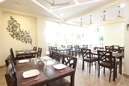 Treebo Ivory House Отели рядом с достопримечательностью «Numismatic Art Gallery by Twentieth Century Coins»