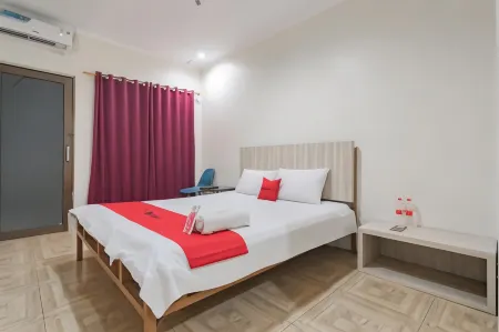 RedDoorz Syariah at Cigadung Raya Street