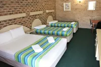 Castle Motor Lodge - Pool