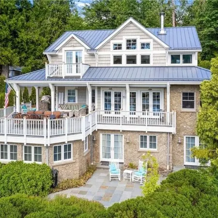 Beautiful Home on Lake Samish with Deck- 10 minute drive to Fairhaven