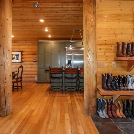 PINEVIEW LAKE LODGE- 6 bed 4.5 bath minutes from Snowbasin Ski Resort.