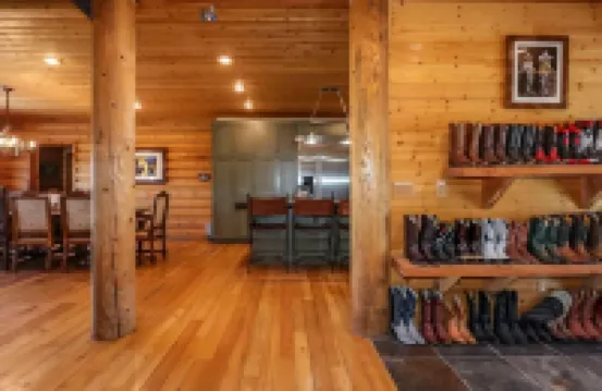 PINEVIEW LAKE LODGE- 6 bed 4.5 bath minutes from Snowbasin Ski Resort.