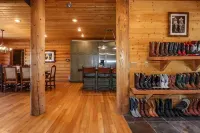 PINEVIEW LAKE LODGE- 6 bed 4.5 bath minutes from Snowbasin Ski Resort.