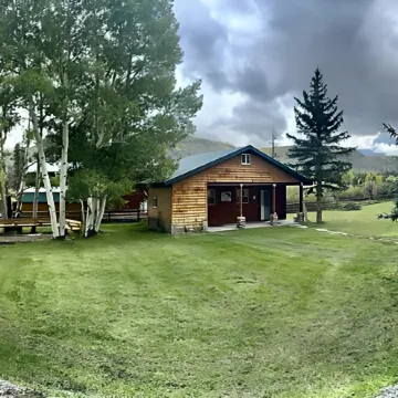 3 Cabins, 2 Acres, Private Pond, Walk to Restaurants, 4 Separate Sleeping Units