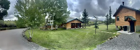 2 Private Cabins on an Secluded Acre, Walk to Restaurants, Fully Fenced