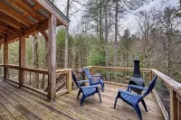 Family and pet friendly cabin on a creek. 10 minutes to downtown Cashiers