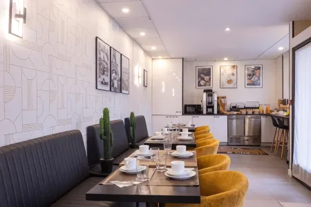 Hotel Cactus Отели рядом с достопримечательностью «Musee Mendjisky-Ecoles de Paris»