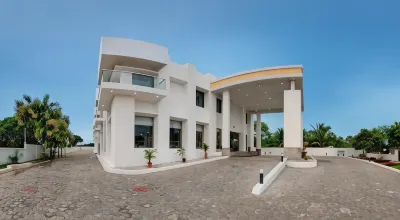 財富飯店 Jada Tirtham附近的飯店