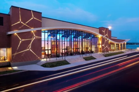 Delta Hotels Prince Edward Отели рядом с достопримечательностью «Confederation Centre of the Arts»