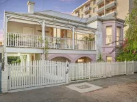 Arundel's Boutique Accommodation Hotels near City of Fremantle Town Hall