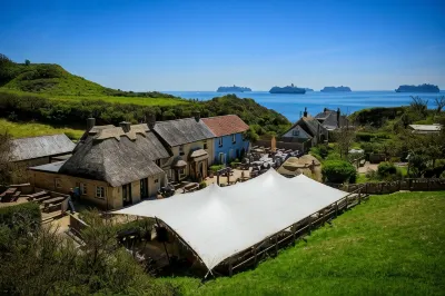 The Smugglers Inn Hotel dekat Eweleaze Farm