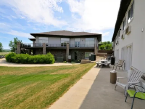 Cobblestone Inn & Suites - Denison | Majestic Hills Hotels in Crawford County