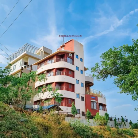 Pooja Villa Suites-Rooms and Pool, Igatpuri