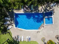 Tasman Holiday Parks - Airlie Beach - Beach