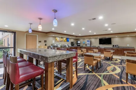 Comfort Inn & Suites Cedar Rapids North - Collins Road