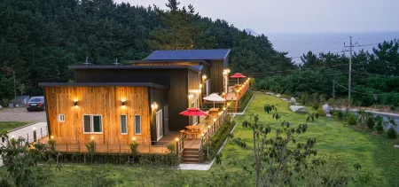 Yeongdeok Haeparang Road Pension Отели рядом с достопримечательностью «Yeongdeok Wind Power Complex»