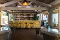Sunday Hotel - Bars