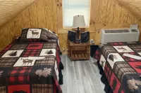 Cozy Cabin with Hot Tub and Fire Pit - Charming Woodland Retreat Hotels in Patoka Township