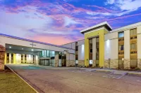 La Quinta Inn & Suites by Wyndham Detroit Metro Airport