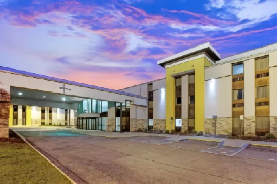 La Quinta Inn & Suites by Wyndham Detroit Metro Airport Hotels in 