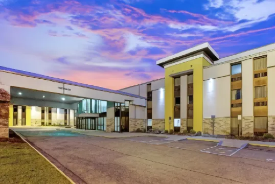 底特律都會機場拉昆塔溫德姆套房飯店