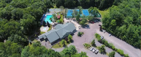 Wooded Retreat in Poconos Mountain Resort w/ Firepit and Kayaks!