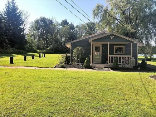 Waterfront Home on Chadakoin River! Perfect for fishing or a weekend getaway! Hotel a Jamestown