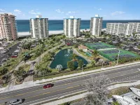 Fully Renovated Beachfront Condo Overlooking a Beach Sanctuary - ブティック
