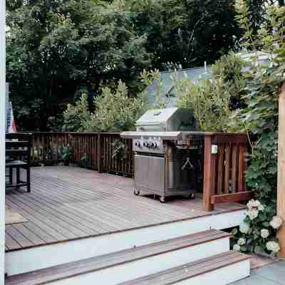 Modern Cape Cod Cottage Close to Everything - outdoor shower! Hotel Exterior