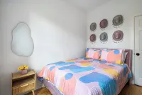 Retro Disco Cowboy Fun, Walk to Wrigley, Restaurants/Bars! 15 mins to downtown! - Bungalows