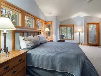 Spacious Sunriver retreat w/hot tub + bikes. Family + Pet Friendly! 선리버 호텔