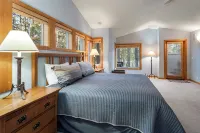 Spacious Sunriver retreat w/hot tub + bikes.  Family + Pet Friendly!