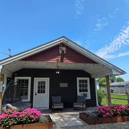 Enjoy the Lake Views from this adorable completely  remodeled home in Angola NY. Отели в г. Эванс