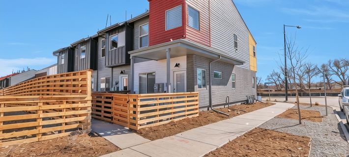 Charming 3-bedroom, 4 Bath Townhome in Arvada, CO 아바다 호텔