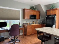 Charming Saratoga studio '09: walk to track, SPAC, downtown! Private entry/deck. - Apartments