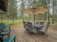 Spacious Sunriver retreat w/hot tub + bikes. Family + Pet Friendly! 선리버 호텔