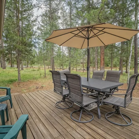 Spacious Sunriver retreat w/hot tub + bikes.  Family + Pet Friendly!