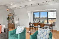 Penthouse • Fiserv, Bars, Perks & Big City Views • Downtown Milwaukee
