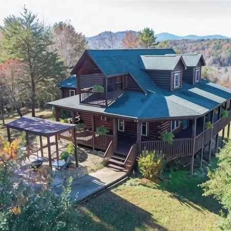 Hillside Haven - Amazing views with a hot tub!