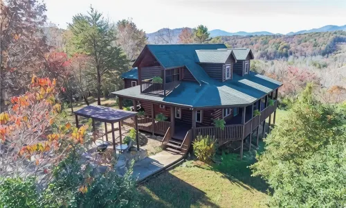 Hillside Haven - Amazing views with a hot tub!