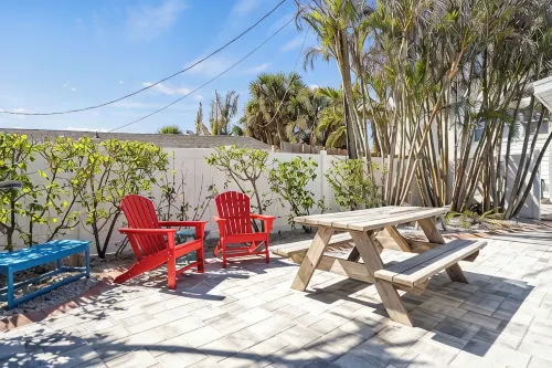 2 bedroom, walk to beach-bikes-kayaks-grill-picnic-hot outdoor shower-beach gear