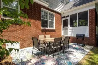 Midtown Brick Cottage 3BR, 2BA • 15 Mins to Ft Moore