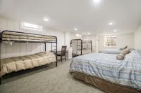 Less than 1 block to Notre Dame!  Sleeps 14 - 4-Star