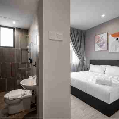 iconic seaview near airport bayan lepas 7pax luxury Rooms