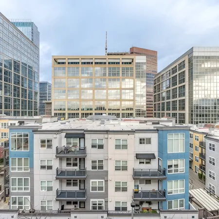 1BR+Den | Gym, Lounge | Bellevue | Sophari C