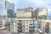 1BR+Den | Gym, Lounge | Bellevue | Sophari C