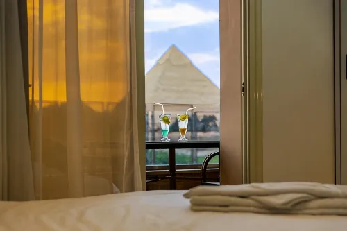 فندق بيراميدز لاند